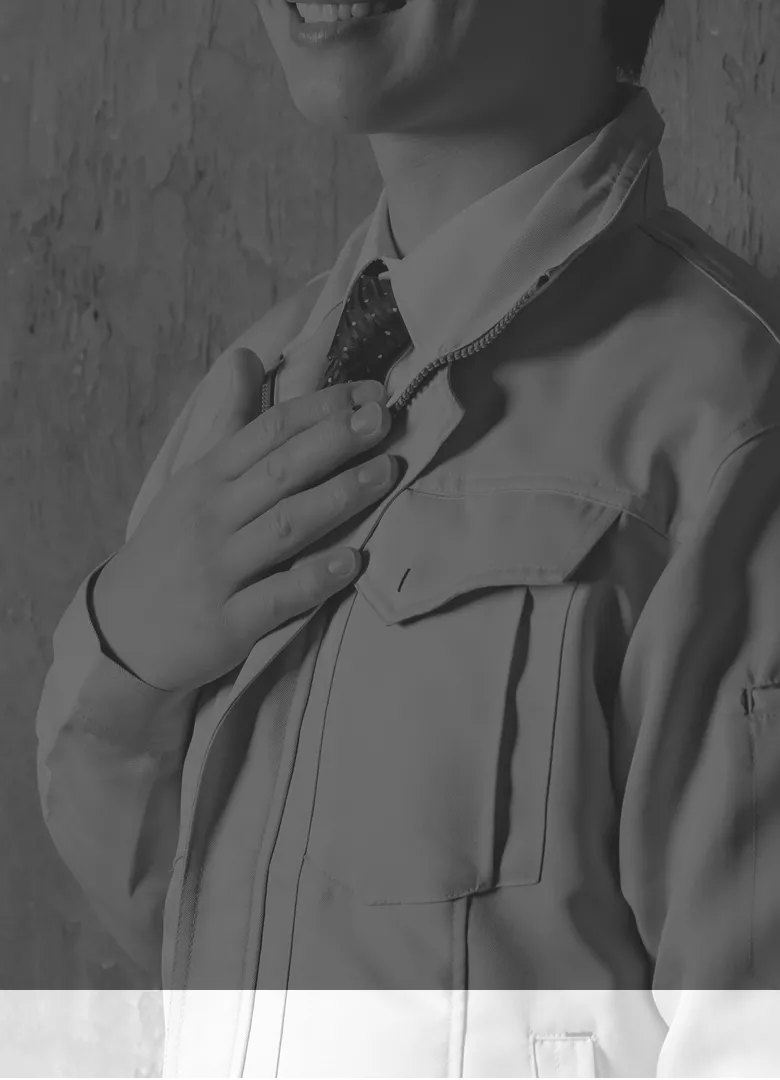 作業服を着た人物が胸に手を当てている様子