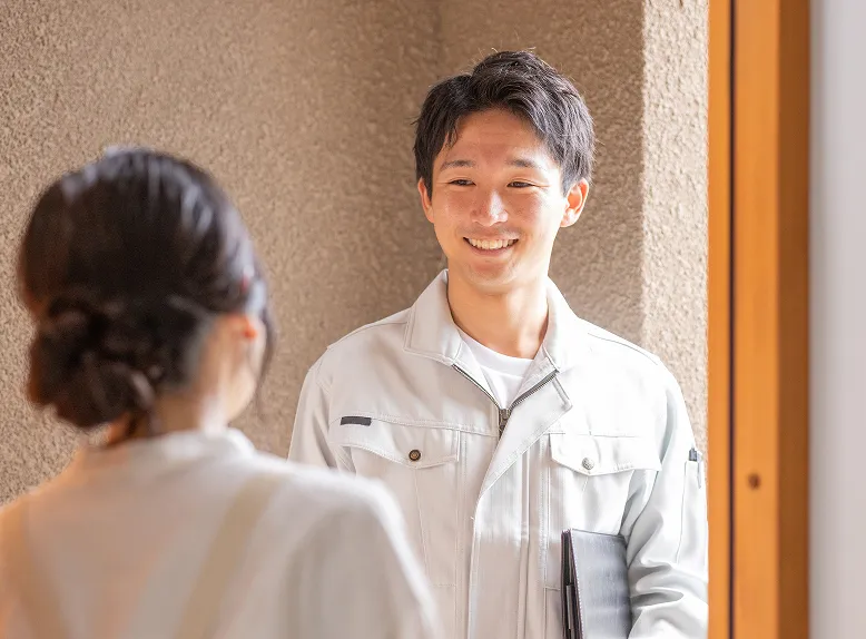 顧客と会話する笑顔の現場スタッフ